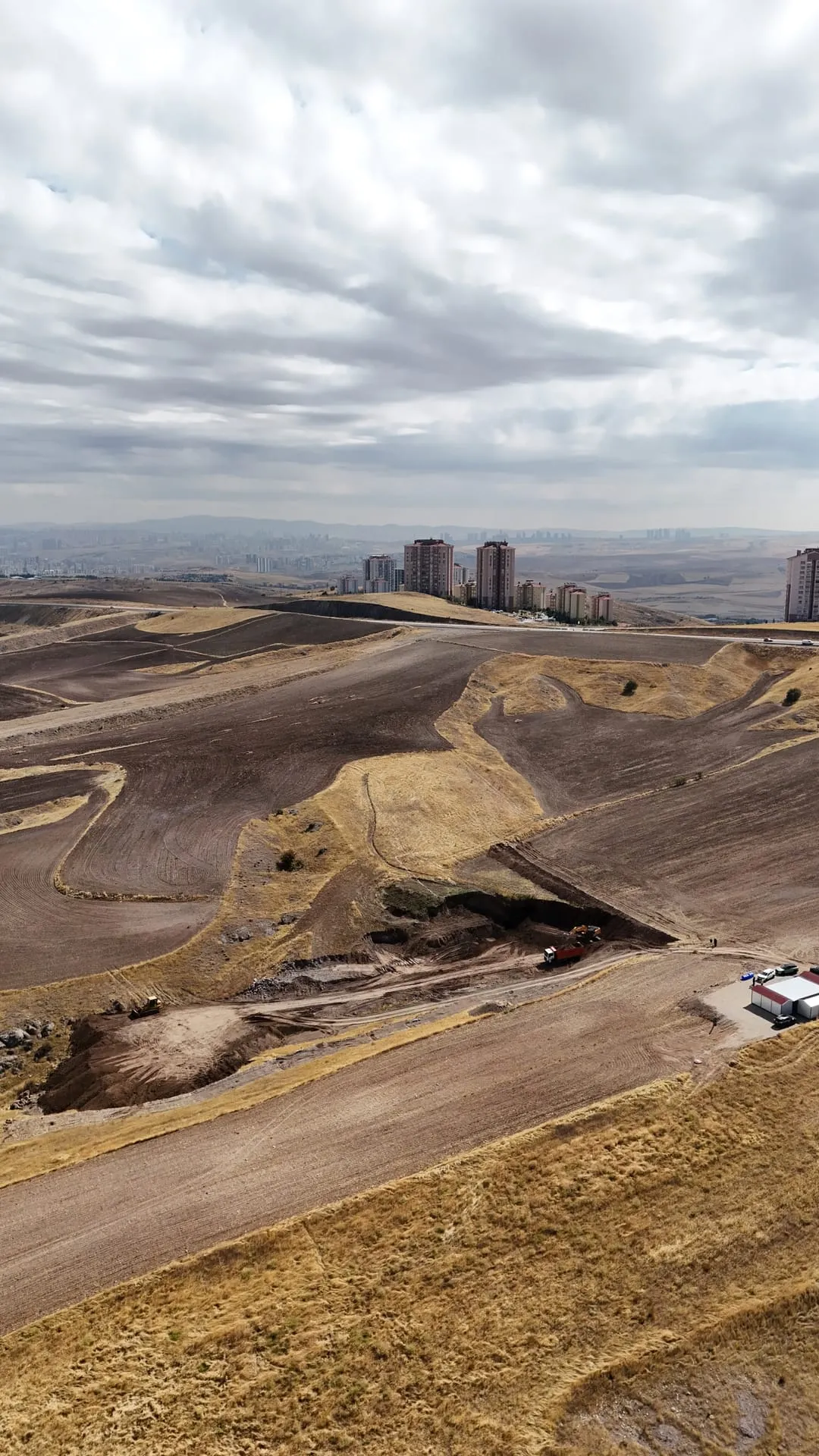 Drone fotoğrafı: Myland Ankara şantiyesi ve arkada TOKİ Yapracık konutları