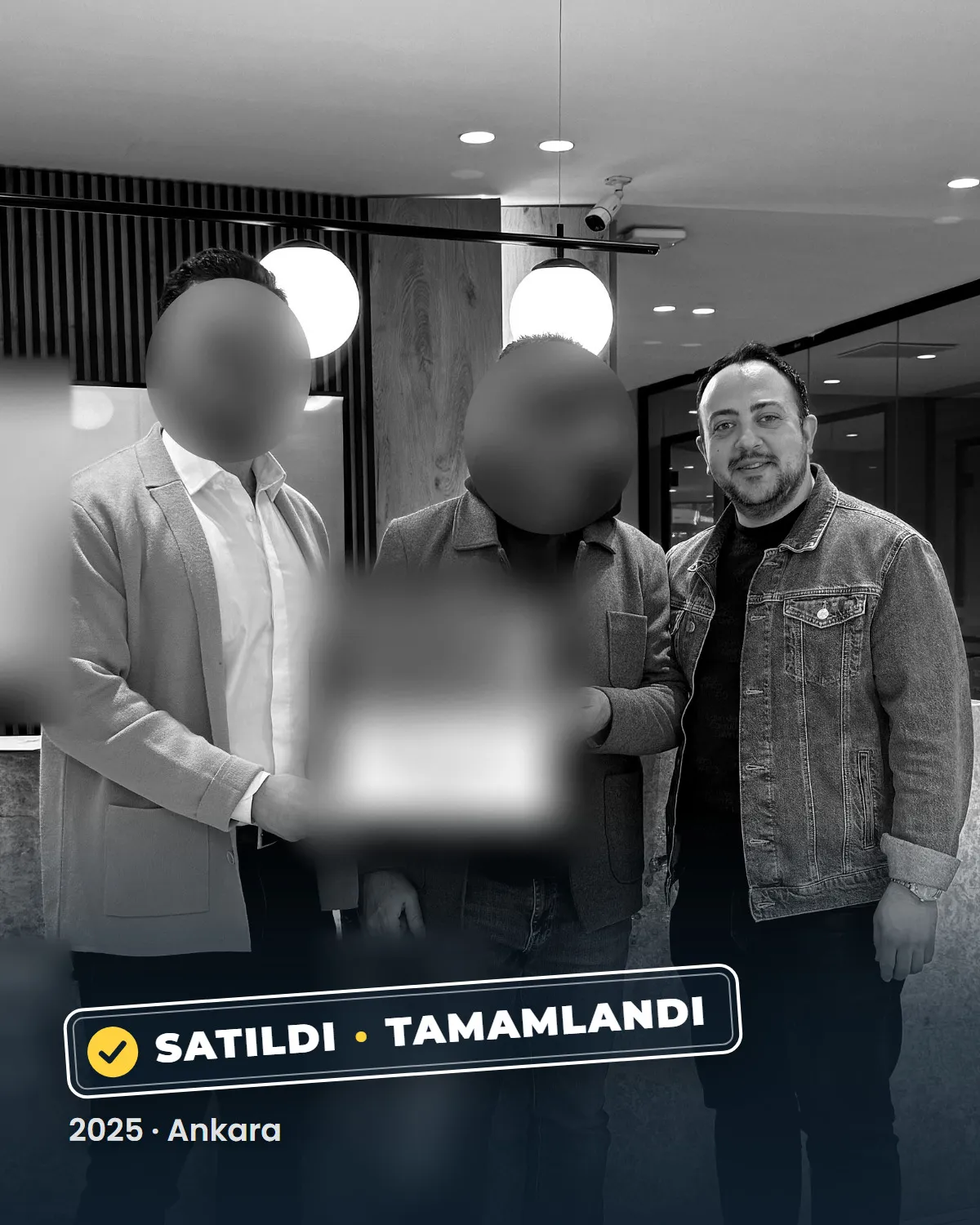 Ankara'da tamamlanan bir konut satışının teslim anı; danışman Sercan Deniz müşterileriyle birlikte. Müşterilerin yüzleri gizlenmiştir. 2025.