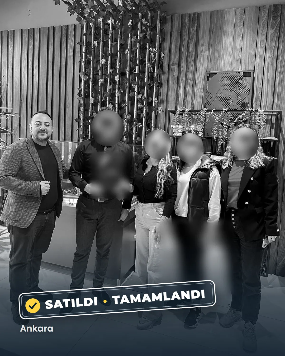 Ankara'da tamamlanan bir konut satışının teslim anı; danışman Sercan Deniz müşterileriyle birlikte. Müşterilerin yüzleri gizlenmiştir.