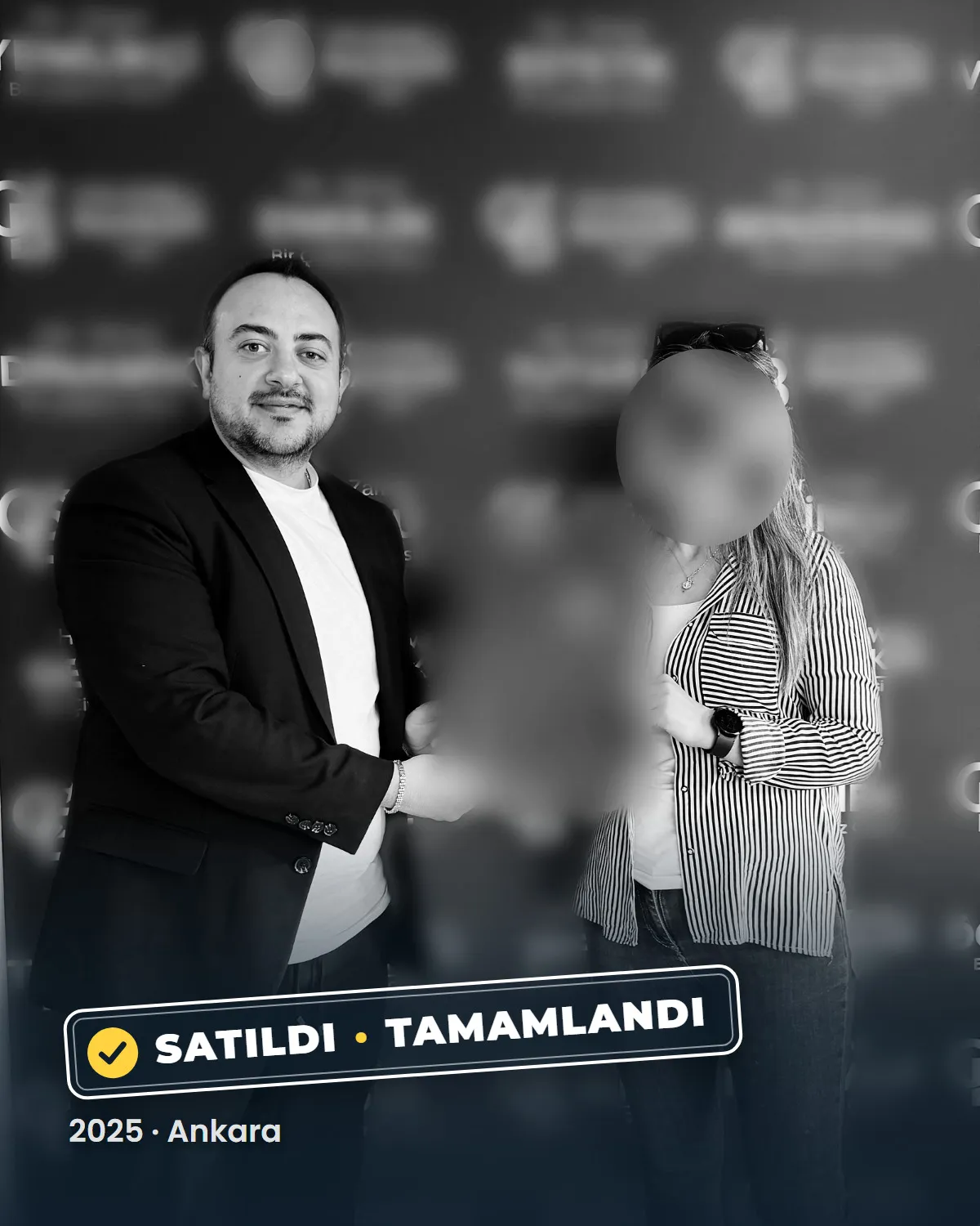 Ankara'da tamamlanan bir konut satışının teslim anı; danışman Sercan Deniz müşterileriyle birlikte. Müşterilerin yüzleri gizlenmiştir. 2025.