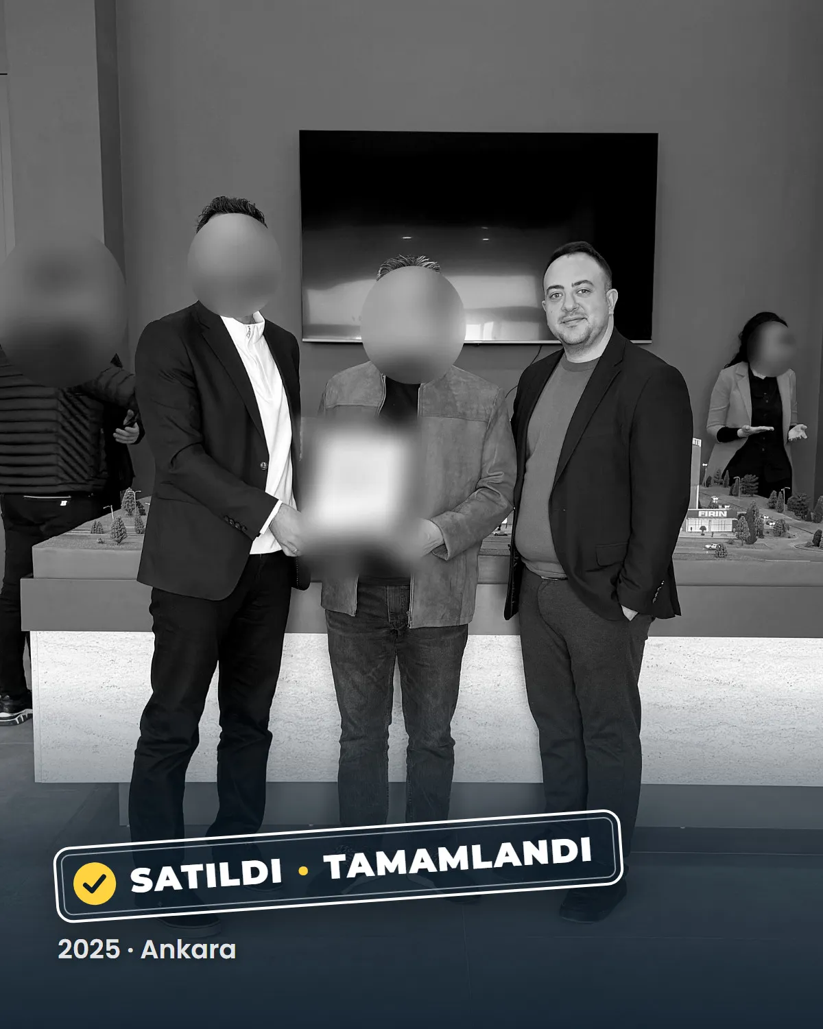 Ankara'da tamamlanan bir konut satışının teslim anı; danışman Sercan Deniz müşterileriyle birlikte. Müşterilerin yüzleri gizlenmiştir. 2025.