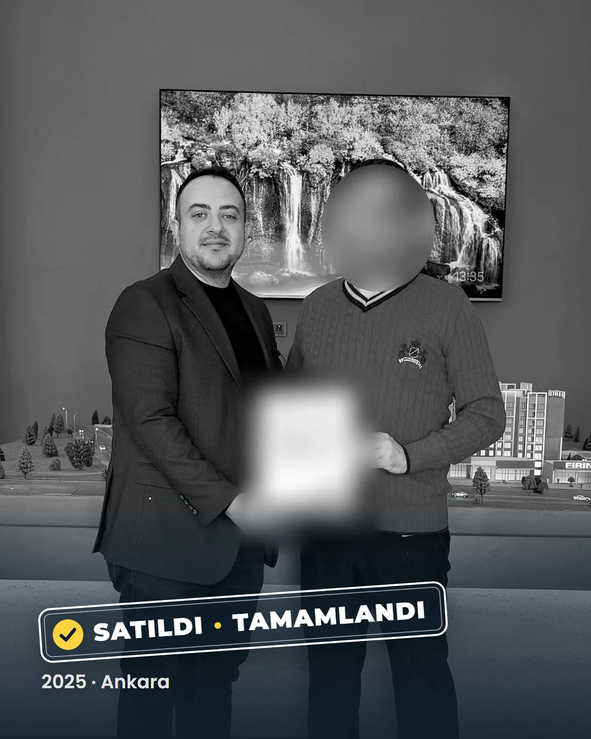 Ankara'da tamamlanan bir konut satışının teslim anı; danışman Sercan Deniz müşterileriyle birlikte. Müşterilerin yüzleri gizlenmiştir. 2025.