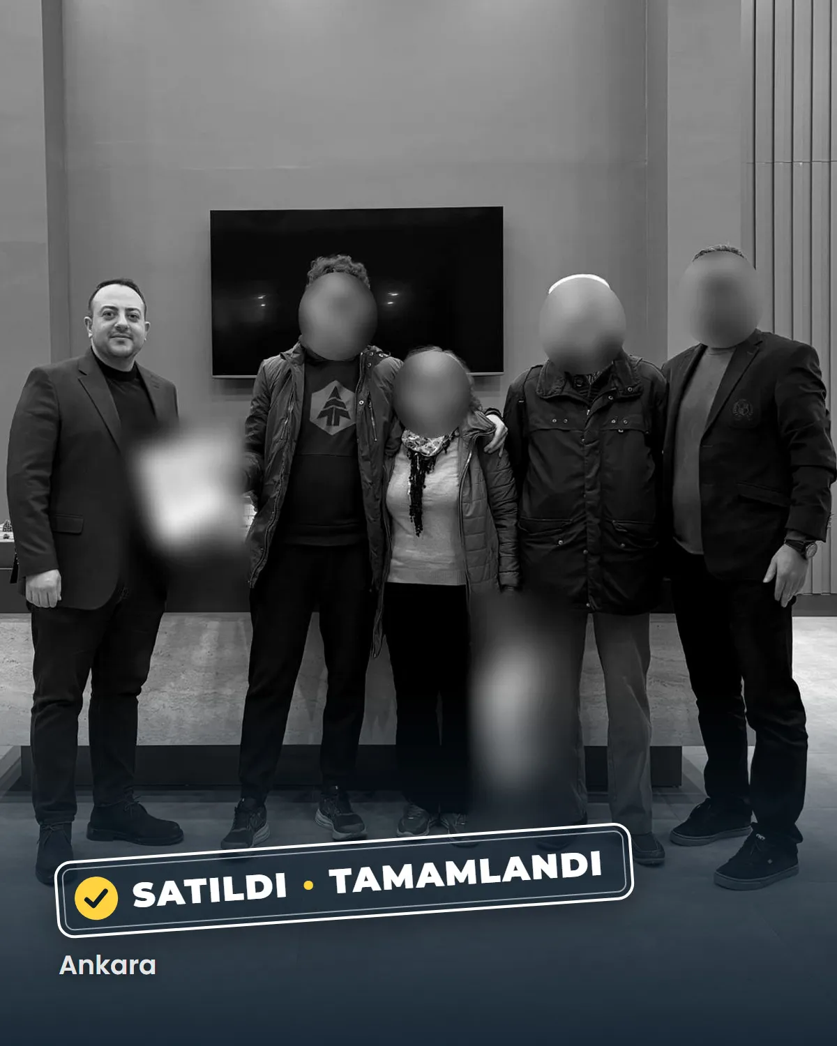 Ankara'da tamamlanan bir konut satışının teslim anı; danışman Sercan Deniz müşterileriyle birlikte. Müşterilerin yüzleri gizlenmiştir.