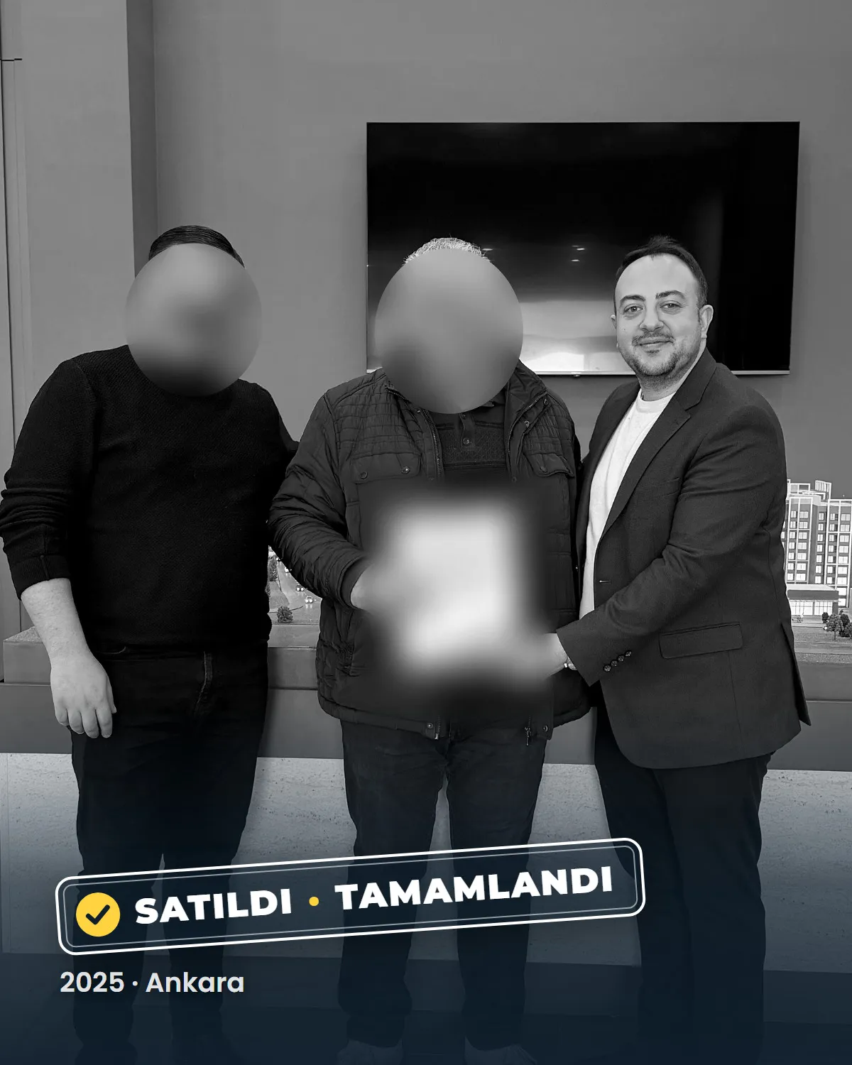 Ankara'da tamamlanan bir konut satışının teslim anı; danışman Sercan Deniz müşterileriyle birlikte. Müşterilerin yüzleri gizlenmiştir. 2025.