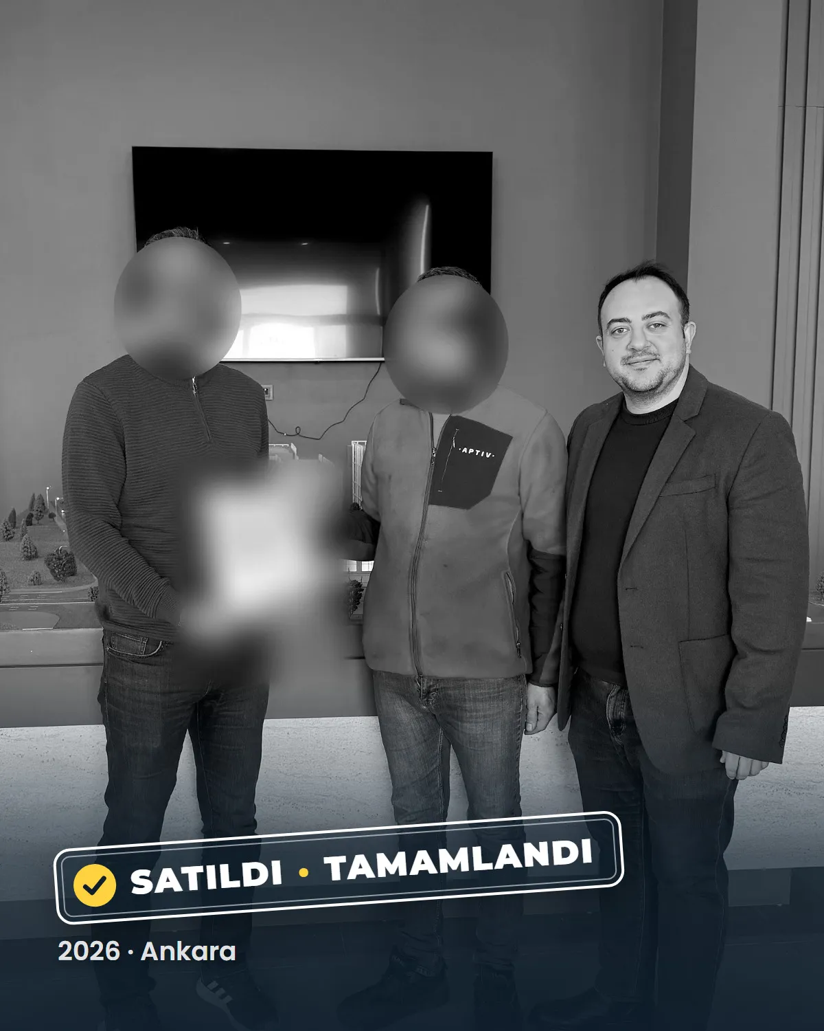 Ankara'da tamamlanan bir konut satışının teslim anı; danışman Sercan Deniz müşterileriyle birlikte. Müşterilerin yüzleri gizlenmiştir. 2026.