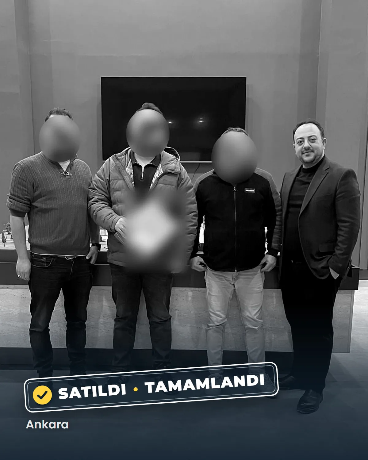 Ankara'da tamamlanan bir konut satışının teslim anı; danışman Sercan Deniz müşterileriyle birlikte. Müşterilerin yüzleri gizlenmiştir.