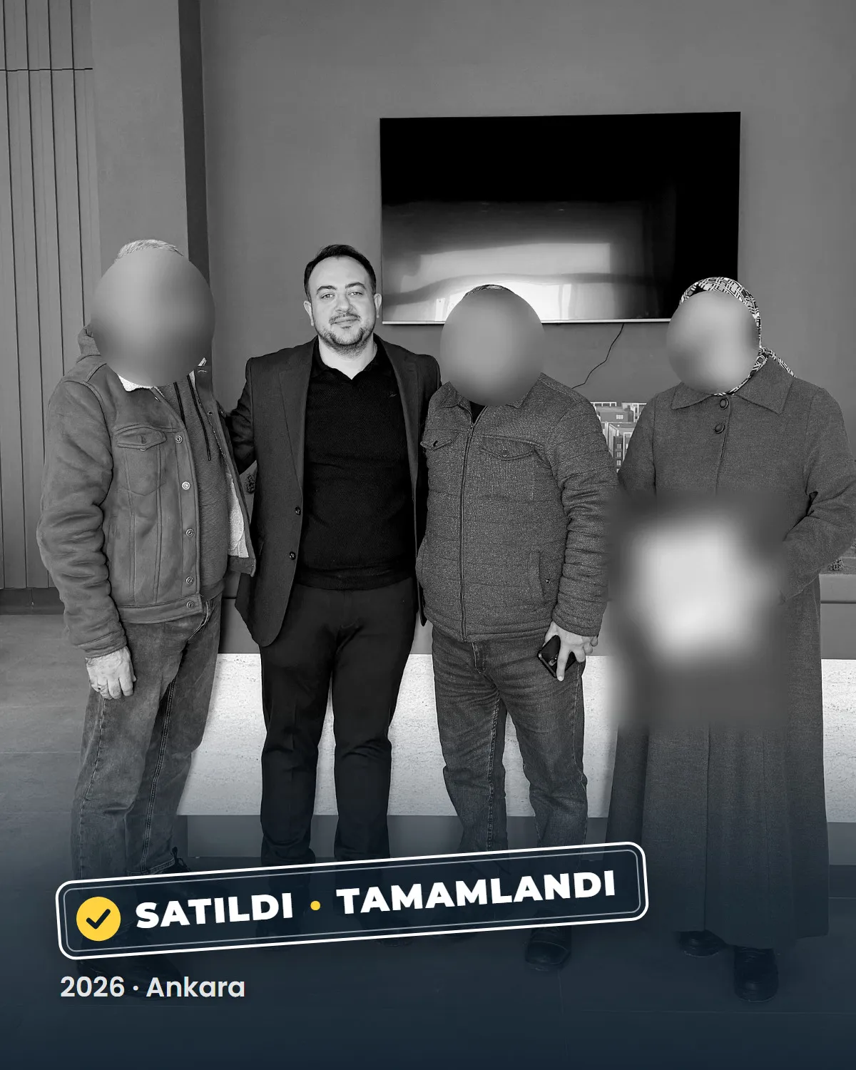 Ankara'da tamamlanan bir konut satışının teslim anı; danışman Sercan Deniz müşterileriyle birlikte. Müşterilerin yüzleri gizlenmiştir. 2026.