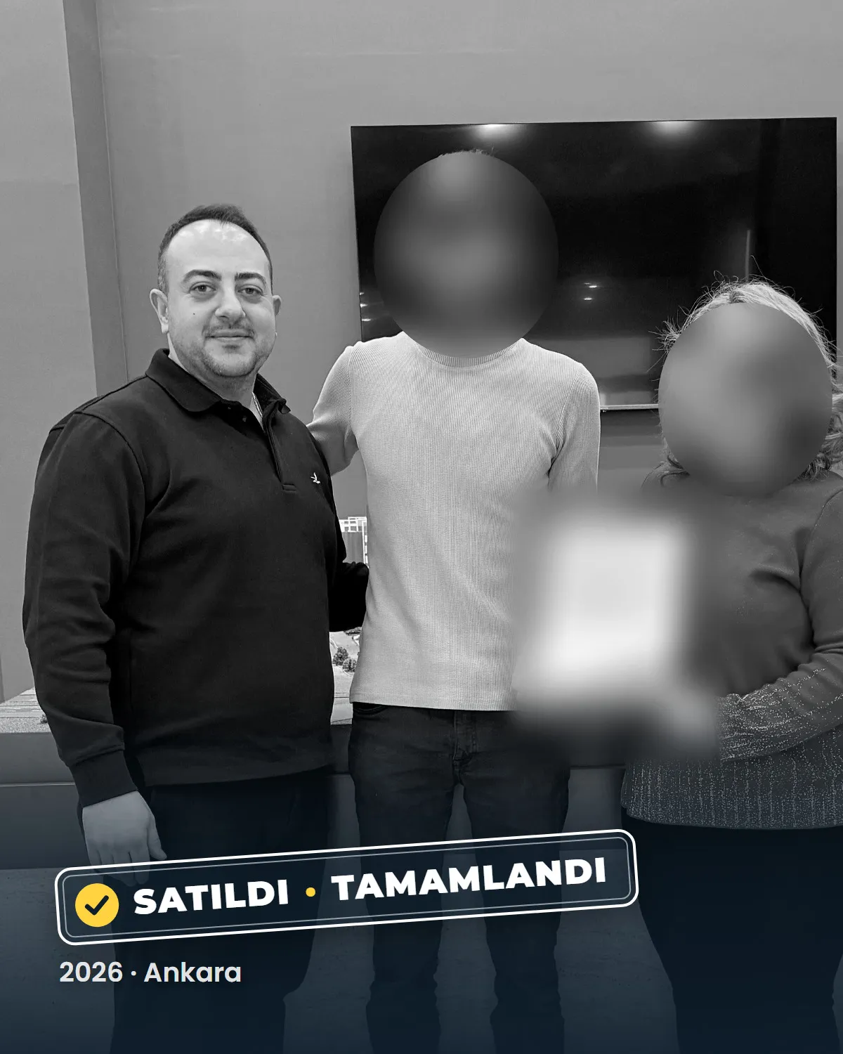 Ankara'da tamamlanan bir konut satışının teslim anı; danışman Sercan Deniz müşterileriyle birlikte. Müşterilerin yüzleri gizlenmiştir. 2026.