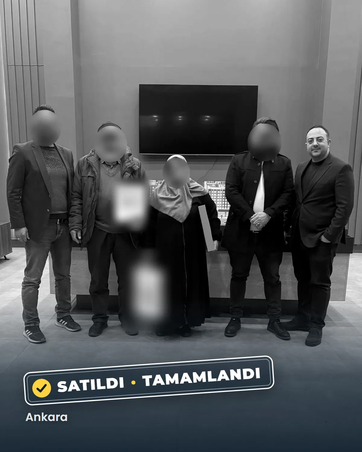 Ankara'da tamamlanan bir konut satışının teslim anı; danışman Sercan Deniz müşterileriyle birlikte. Müşterilerin yüzleri gizlenmiştir.