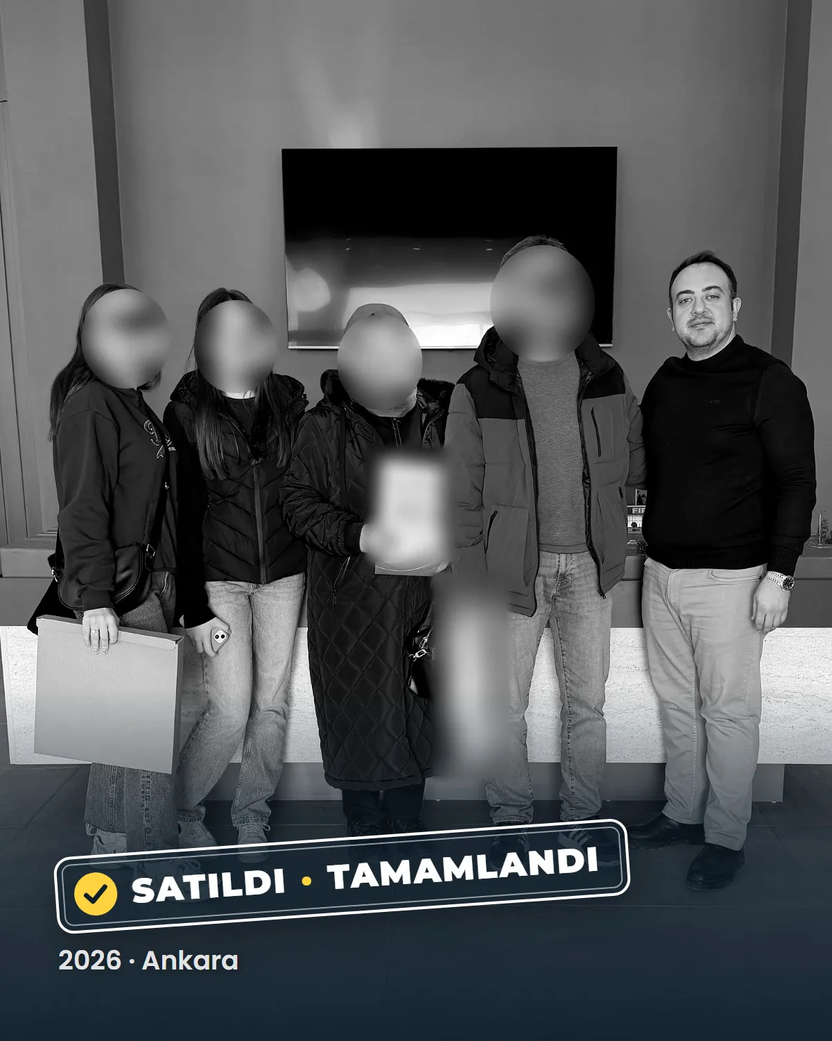 Ankara'da tamamlanan bir konut satışının teslim anı; danışman Sercan Deniz müşterileriyle birlikte. Müşterilerin yüzleri gizlenmiştir. 2026.